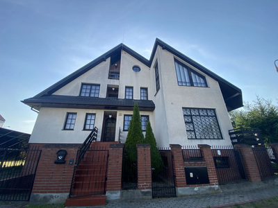 Na sprzedaż przestronny, trzykondygnacyjny budynek mieszkalno-usługowy, zlokalizowany na eksponowanej, narożnej działce w Płocku (ul. Swojska). Nieruchomość została zaprojektowana z wyjątkową dbałośc…