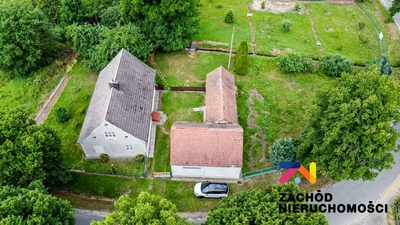 Na sprzedaż przedwojenny, parterowy dom wolnostojący o powierzchni ok. 100m2 położony na działce nr 54 o powierzchni 800m2. Na działce znajdują się również inne zabudowania gospodarcze w tym przedwoj…