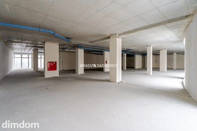 Lokal usługowy w stanie deweloperskim -706 m - 5