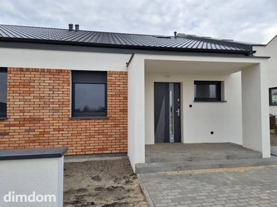 Do kupna   PARTEROWY DOM Z OGRODEM     o powierzchni około 86 m2 ,  GOTOWY DO WPROWADZENIA,  położony na kameralnym osiedlu nowych domów jednorodzinnych przy ulicy Krętej w Otuszu. . - 4