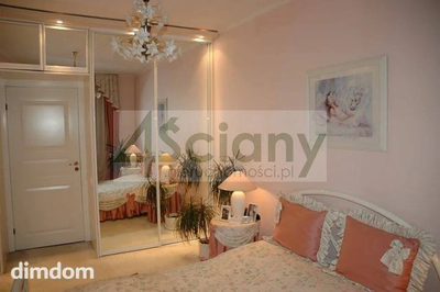Przestronny 170m dwupoziomowy apartament na Zaciszu. Wysokość pomieszczeń 280, duże ustawne pokoje: 32m salon z wyjściem na loggie, 25m, 16m, 15m, 14m, 13m. W pokojach na podłodze parkiet jawor. Górn… - 2