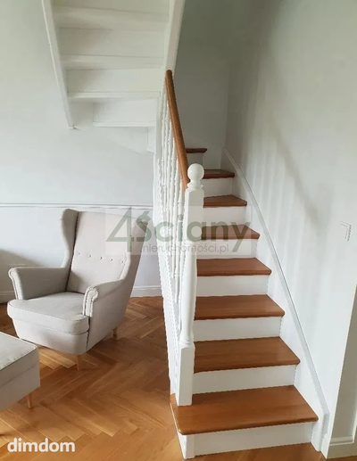 Wykończony w wysokim standardzie, dwupoziomowy, apartament na Saskiej Kępie. Zlokalizowany na 2 i 3 piętrze w urokliwej kamienicy przy ul. Lipskiej.