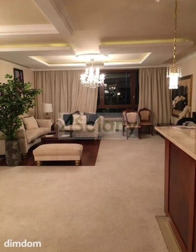 Atelier Residence jest ekskluzywnym budynkiem apartamentowym położonym przy ulicy Bagno, tuż obok Placu Grzybowskiego.