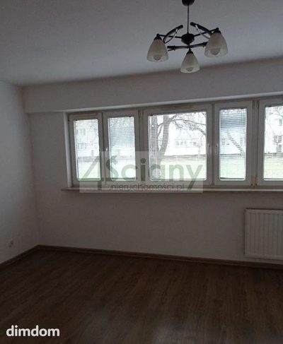 Mieszkanie 1-pokojowe o powierzchni 28 m, parter w 9-piętrowym budynku z lat siedemdziesiątych przebudowanym przez dewelopera w 2016 roku.