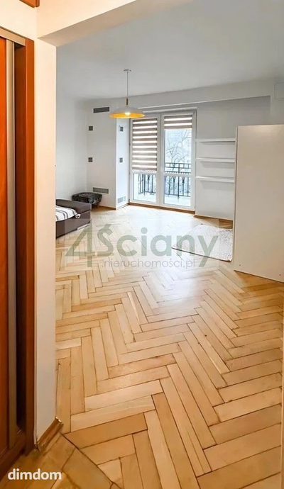 Kawalerka 29m na 3 ostatnim piętrze w Śródmieściu Warszawy przy samych Łazienkach. - 2