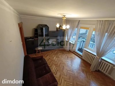 Mieszkanie na Warszawskim osiedlu Stegny północ, położone w ładnej, zielonej okolicy zabudowy czteropiętrowej.