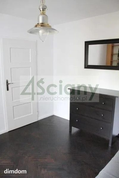 3 pokojowe mieszkanie o powierzchni 64,7 m, znajduje się na parterze w 3 piętrowym budynku z 1976 roku.