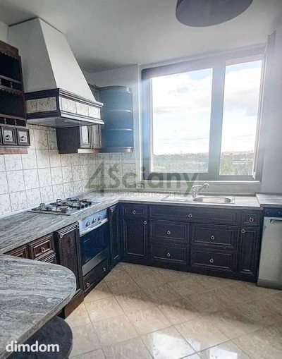 Mieszkanie o powierzchni 88 m² znajduje się na 8 piętrze.