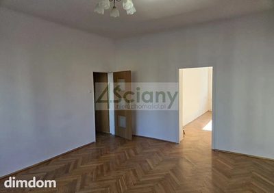 Mieszkanie 50 m znajduje się na 1 piętrze w 3 piętrowym budynku .