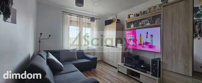 Dwupokojowe mieszkanie 38m2 znajdujące się na ostatnim 3 piętrze w bloku z lay 60-ych.