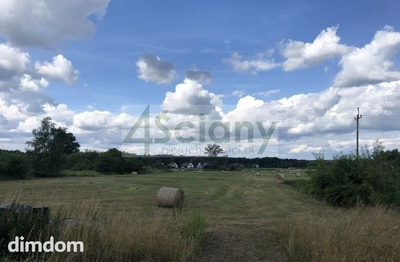 Siedlisko/domy o powierzchni 410 m², 20 pokoi, wybudowane w 2000 roku.