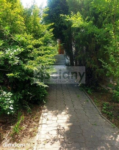 Dom wolnostojący o powierzchni 300 m², 8 pokoi.