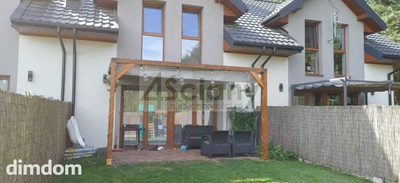 Środkowy segment o pow. 107m2 wraz z garażem w bryle oraz poddaszem użytkowym, usytuowany na działce 250m2 gotowy do wprowadzenia, wykończony w wysokim standardzie.