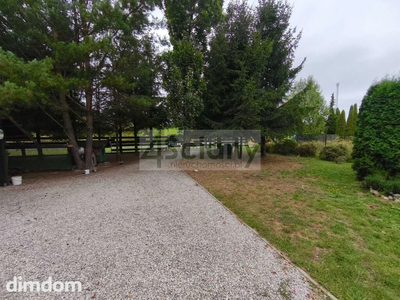 Dom wolnostojący o powierzchni 288 m² z dwoma osobnymi wejściami.