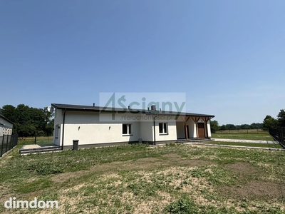 Nowoczesny dom w stanie deweloperskim pod lasem