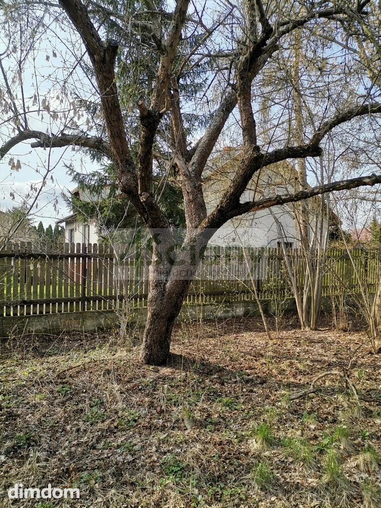 Działka budowlana ogrodzona o powierzchni 2555 m2 w kształcie prostokąta w centralnej części Konstancina Jeziorna. - 81852928.jpg