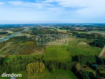 Działka inwestycyjna 35000  m2 przy trasie S 8 w pobliżu Mc Donald, 500 m do południowego wiaduktu - zjazdu z trasy S8 , 5 km w lini prostej do aquaparku Suntago. W okolicy jest planowana duża obwodn…