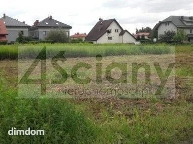 Kształt: prostokąt; długość: 52m; szerokość: 21m; teren płaski.