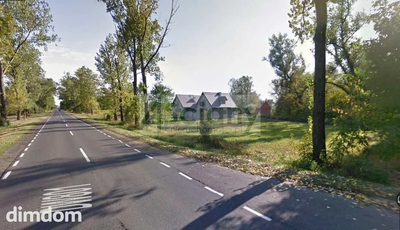 Długość: 63 m, szerokość: 52 m.