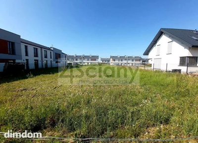 Do sprzedaży działka budowlana o powierzchni 1016 m2 (21x48 m), położona w Falentach Nowych. Działka leży przy drodze utwardzonej i jest ogrodzona z trzech stron. Uzbrojona w prąd i wodę z kanalizacj…