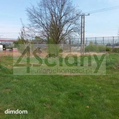 Działka budowlana w kształcie prostokąta o wymiarach 38x24m2, przeznaczenie podstawowe: zabudowa mieszkaniowa jednorodzinna z budynkami w układzie wolnostojącym lub bliźniaczym;
