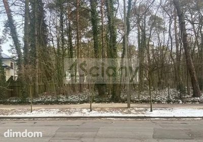 Do sprzedania działka budowlana o powierzchni 1827 m2 w starej części Milanówka.