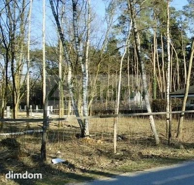 Powierzchnia działki 2138 m2 , wymiary po ulicy 42 m , głębokość 51 m .