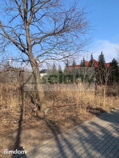 Na sprzedaż działka budowlana o powierzchni 900 m2 w Rembertowie.