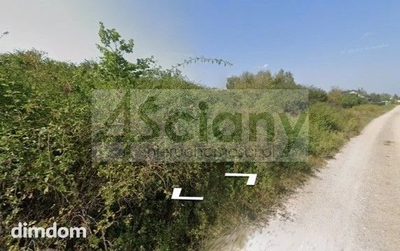 W pobliżu działki znajdują się tereny zielone, rekreacyjne, las oraz dostęp do dobrze rozwiniętej sieci ścieżek rowerowych (Zalew Zegrzyński 10 km).