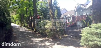 Cicha, zlokalizowana wśród zieleni działka w Wawrze , niedaleko stacji kolejowej "Falenica". Działka w kształcie czworokąta o bokach 21 i 22,5 m oraz długości 46 m. Dojazd drogą utwardzoną 150 m do a…