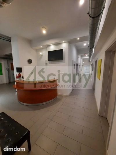 Do sprzedania lokal usługowo-biurowy o powierzchni 289 m2 zlokalizowany na Solcu w odnowionym budynku z 1966 roku (ogrzewanie miejskie, - 3
