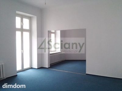 Przestronny lokal w kamienicy .