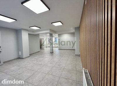 Na wynajem lokal usługowy o powierzchni 65 m2 zlokalizowany w centrum Ursusa Niedźwiadek. Powierzchnia o długości 10,30 i szerokości 5,10 metrów (na końcu rozszerzona do prawie 8 metrów) z dużą oszkl… - 5