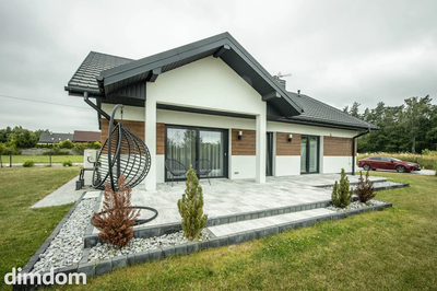 Parterowy dom z pompą ciepła na działce 13 arów!