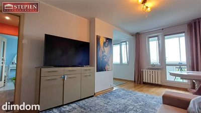 Na sprzedaż mieszkanie 2-pokojowe o powierzchni 41,80 m 2 , zlokalizowane na 9 piętrze bloku przy ul. Kiepury 1. - 5