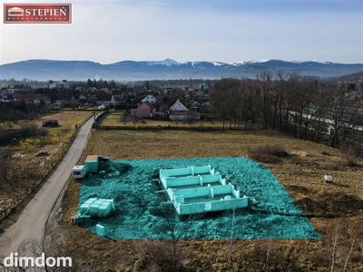 Działka z rozpoczętą budową 3 budynków.