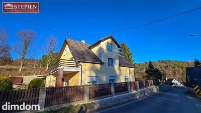 Duży dom z domkiem pod turystów.