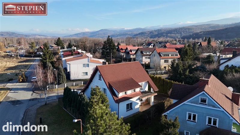Przedstawiam Państwu na sprzedaż dom wolnostojący o powierzchni użytkowej  119,04 m² , położony na działce  410 m²  przy ul. Łazienkowskiej w Sobieszowie. Nieruchomość z lat 90., wybudowana w technol… - dd_1aa802a1_ds_DS-28605-7_1.jpg