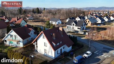 Przedstawiam Państwu na sprzedaż dom wolnostojący o powierzchni użytkowej  119,04 m² , położony na działce  410 m²  przy ul. Łazienkowskiej w Sobieszowie. Nieruchomość z lat 90., wybudowana w technol… - 2