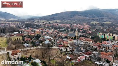 Oferuję na sprzedaż dwie atrakcyjne działki budowlane o łącznej powierzchni 1 504 m², położone w malowniczej miejscowości Kowary, zaledwie kilka minut spacerem od centrum miasta. Nieruchomość oznaczo…