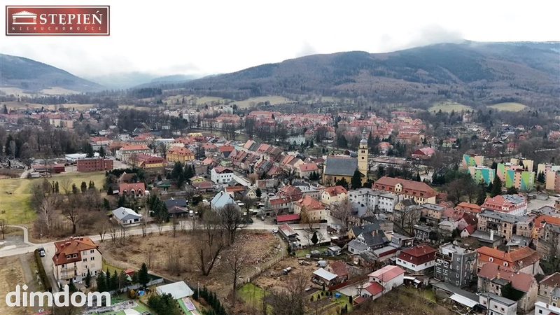 Oferuję na sprzedaż dwie atrakcyjne działki budowlane o łącznej powierzchni 1 504 m², położone w malowniczej miejscowości Kowary, zaledwie kilka minut spacerem od centrum miasta. Nieruchomość oznaczo… - dd_1aa802a1_zs_GS-27516-3_1.jpg