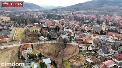 Oferuję na sprzedaż dwie atrakcyjne działki budowlane o łącznej powierzchni 1 504 m², położone w malowniczej miejscowości Kowary, zaledwie kilka minut spacerem od centrum miasta. Nieruchomość oznaczo… - 2