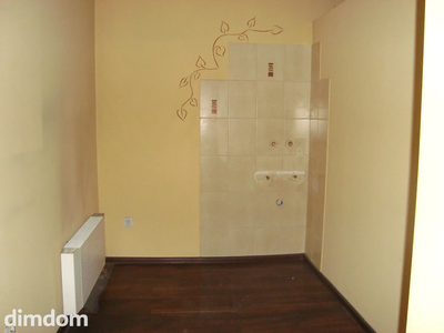 Do wynajęcia lokal użytkowy w centrum Szczawna Zdroju,nadający się na dowolną działalność usługową lub handlową.Pierwotnie była tam duża sala sprzedażowa z zapleczem, obecnie podzielona ściankami na… - 3