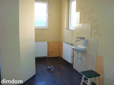 Do wynajęcia lokal użytkowy w centrum Szczawna Zdroju,nadający się na dowolną działalność usługową lub handlową.Pierwotnie była tam duża sala sprzedażowa z zapleczem, obecnie podzielona ściankami na… - 5