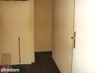 Do wynajęcia lokal użytkowy w centrum Szczawna Zdroju,nadający się na dowolną działalność usługową lub handlową.Pierwotnie była tam duża sala sprzedażowa z zapleczem, obecnie podzielona ściankami na… - 2