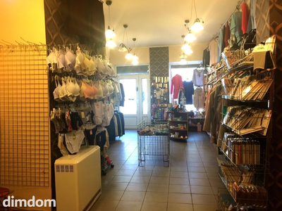 Oferuję do sprzedaży lokal użytkowy usytuowany w samym centrum Boguszowa-Gorc przy urzędzie miejskim. Nieruchomość położona na parterze kamienicy w ciągu głównego ruchu pieszych. Lokal składa się z s…