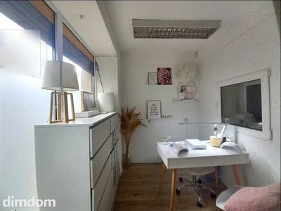 Oferuję do sprzedaży przestronny lokal użytkowy w dogodnym punkcie komunikacyjnym, usytuowany na pograniczu Śródmieścia i Nowego Miasta. Na powierzchnię lokalu składa się główna sala sprzedaży, liczą…