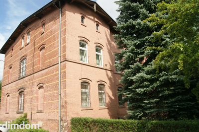 Dwukondygnacyjny budynek  z użytkowym poddaszem, podpiwniczony, o powierzchni całkowitej 741 m2 (bez powierzchni piwnic), posadowiony na działce 2033 m2.