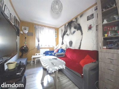 Oferuję do sprzedaży mieszkanie położone na I piętrze kilkurodzinnego budynku w spokojnym zakątku Mieroszowa. Na powierzchnię mieszkalną: 42,40 m2 składają się: pokój dzienny, kuchnia, łazienka z toa…