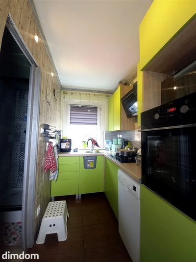 Oferuję do sprzedaży mieszkanie położone na I piętrze kilkurodzinnego budynku w spokojnym zakątku Mieroszowa. Na powierzchnię mieszkalną: 42,40 m2 składają się: pokój dzienny, kuchnia, łazienka z toa… - 2